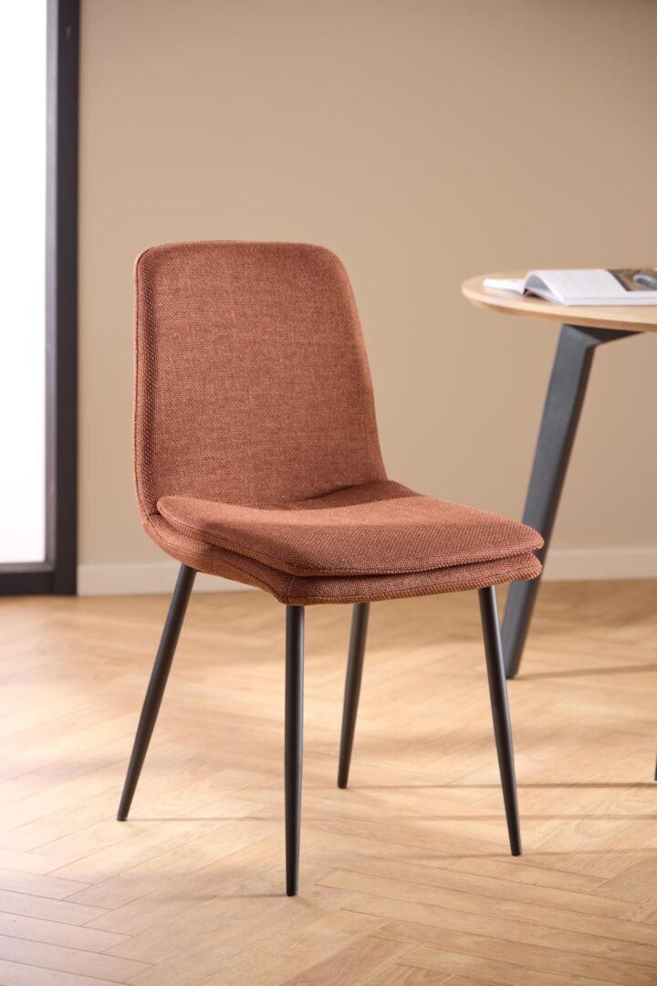 Becca eetkamerstoel: Bruine stoffen eetkamerstoel met zwarte metalen poten.
