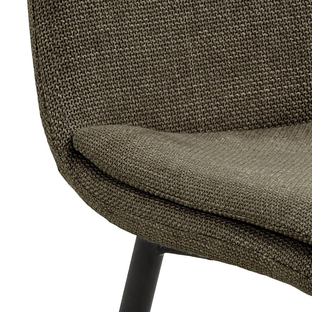 Becca eetkamerstoel detail: bruine stoffen bekleding en zwart metalen poot