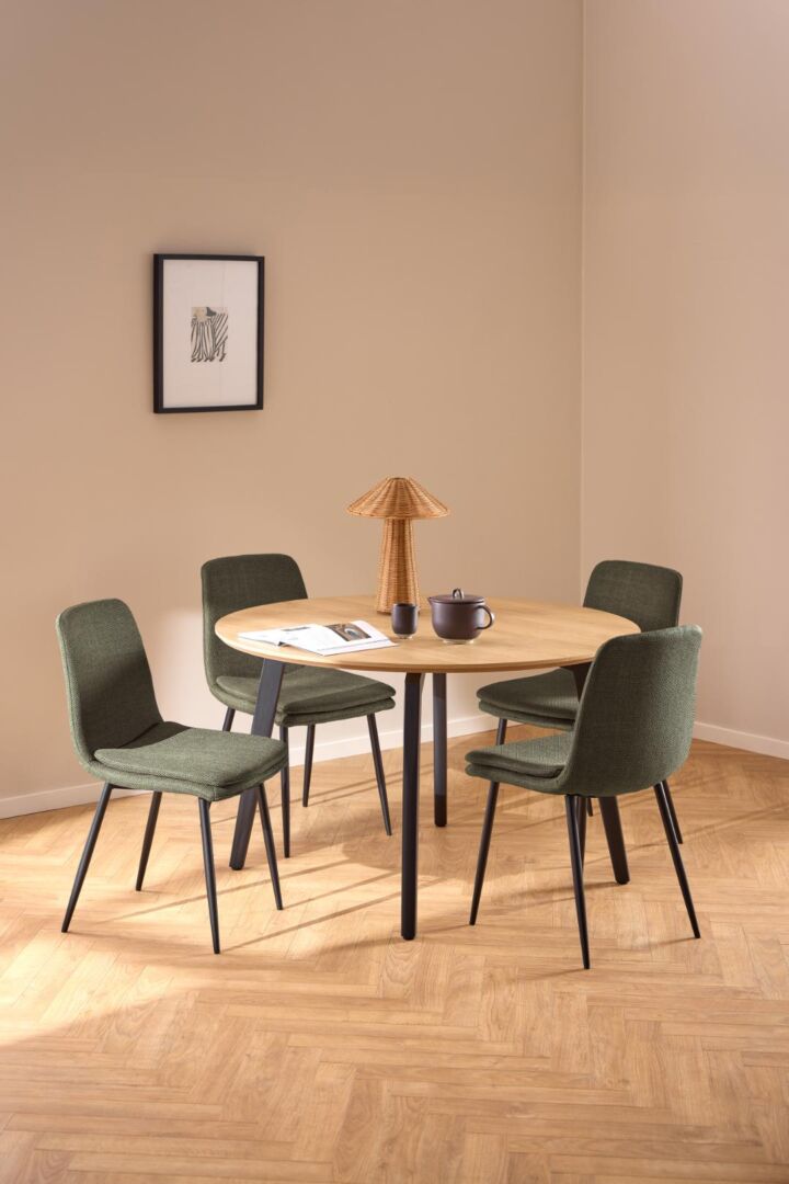 Becca eetkamerstoel (set van 4) rondom een houten eettafel met zwart onderstel.