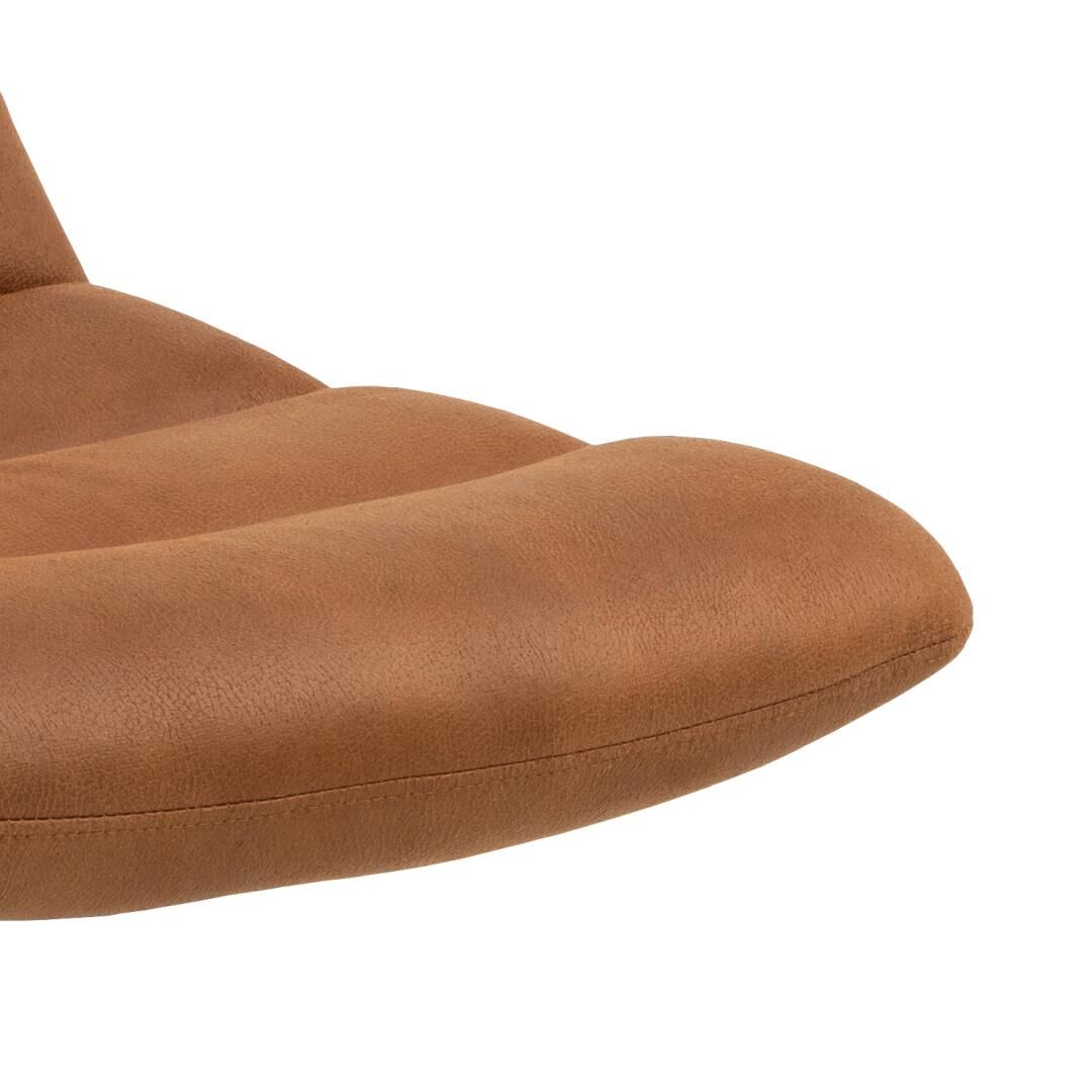 Close-up Milford eetkamerstoel: Bruine, gestoffeerde zitting met gebogen design.