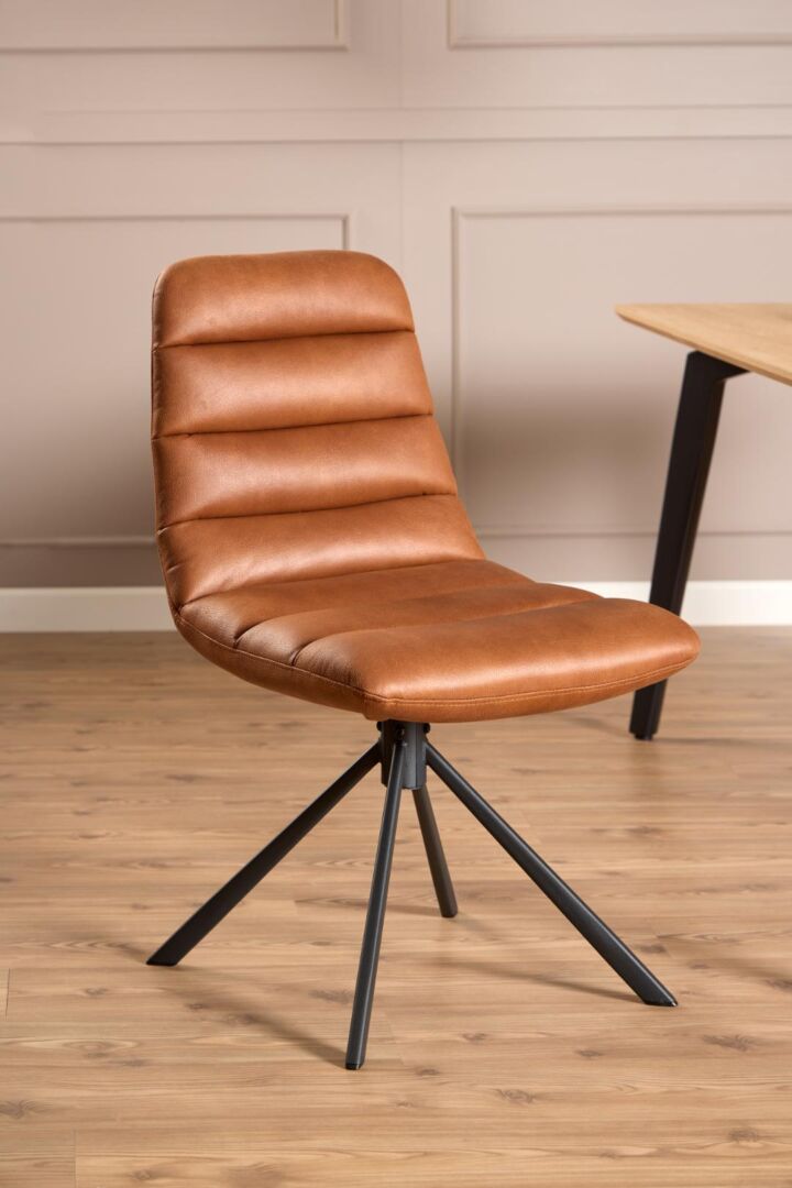 Milford eetkamerstoel: Bruine eetkamerstoel met kunstleer bekleding en zwart metalen onderstel.