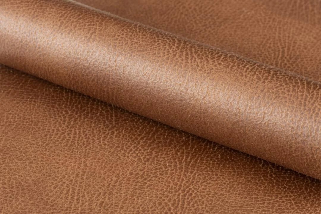 Milford eetkamerstoel stof: close-up van bruin, getextureerd leer voor eetkamerstoelen (set van 2).