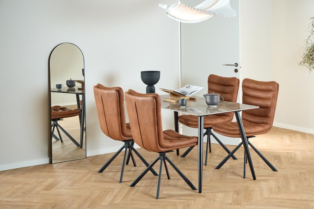 Grafton eetkamerstoel (set van 2): Bruine leren eetkamerstoelen aan een eettafel.