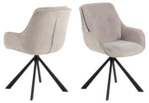 Carrie eetkamerstoel met armleuningen (set van 2): beige stoffen eetkamerstoel met zwart metalen onderstel.