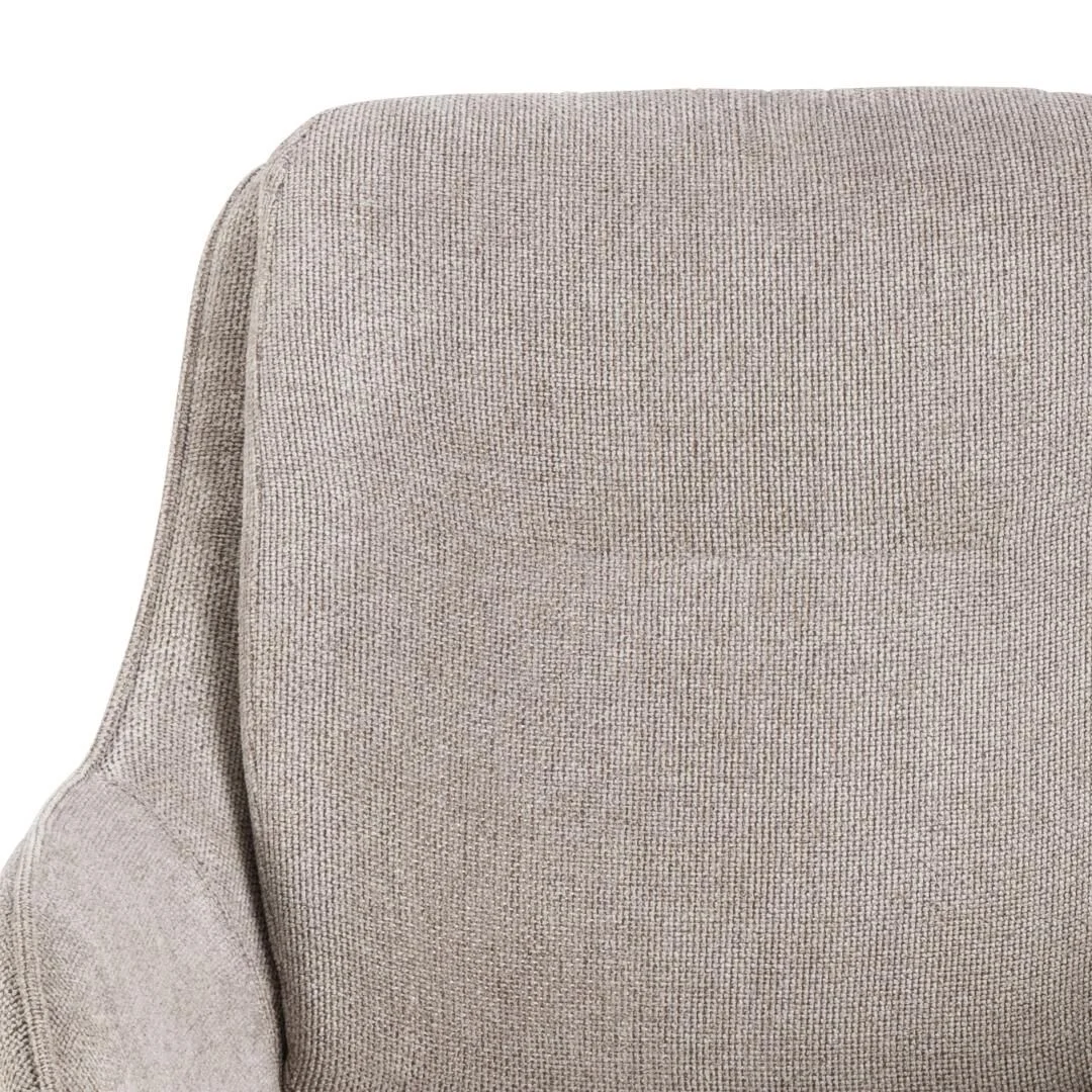 Detailopname Carrie eetkamerstoel met armleuningen: beige stoffering rugleuning en arm.