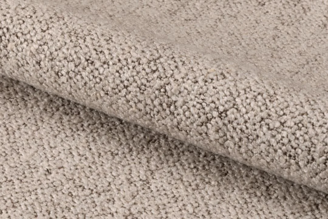 Close-up van beige stof met textuur voor de Ella eetkamerstoel.