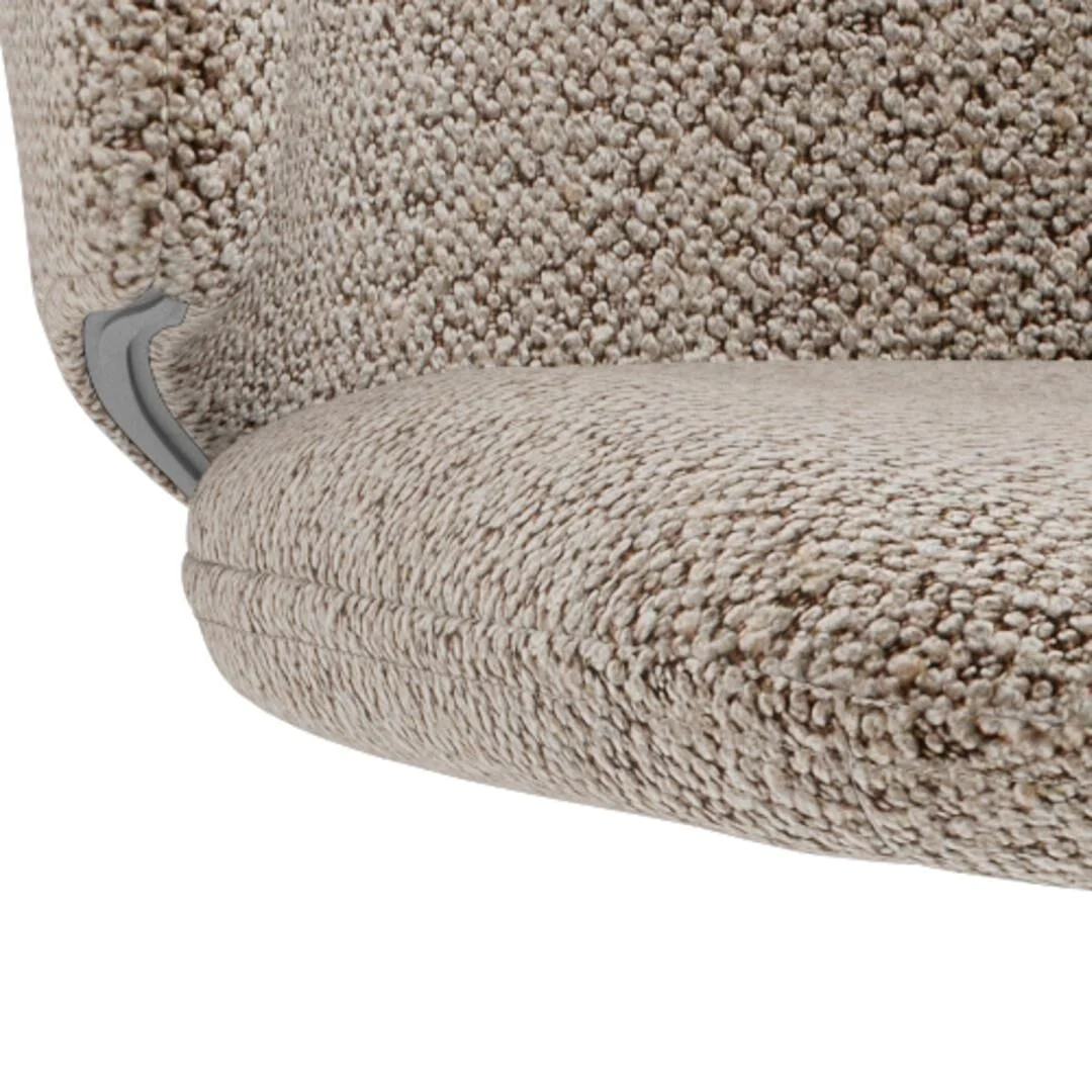 Ella eetkamerstoel: Detail van de zitting en rugleuning, bekleed met lichtbruine stof.