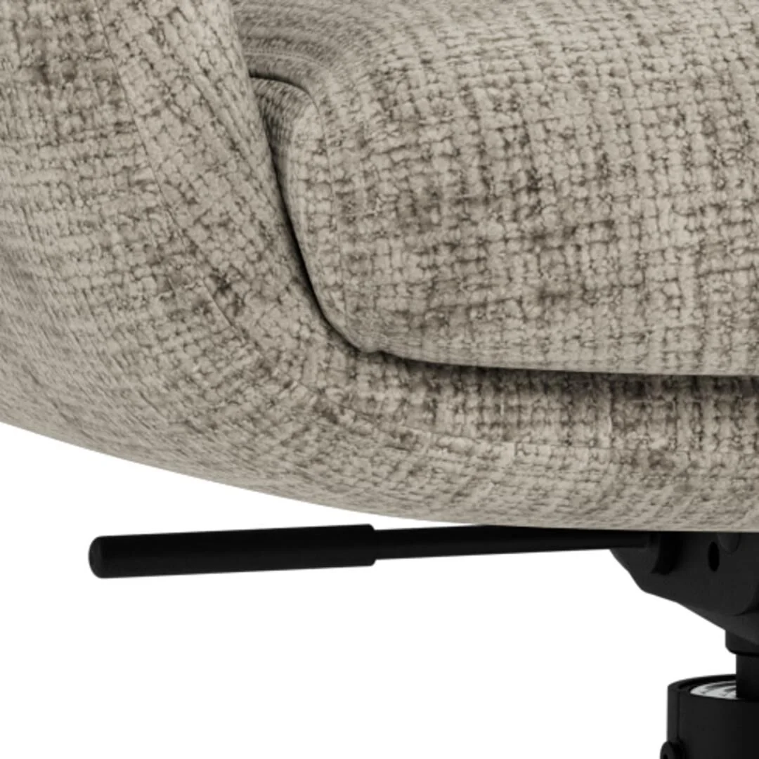 Detailopname Roger eetkamerstoel: beige stoffen armleuning met zwarte hendel.