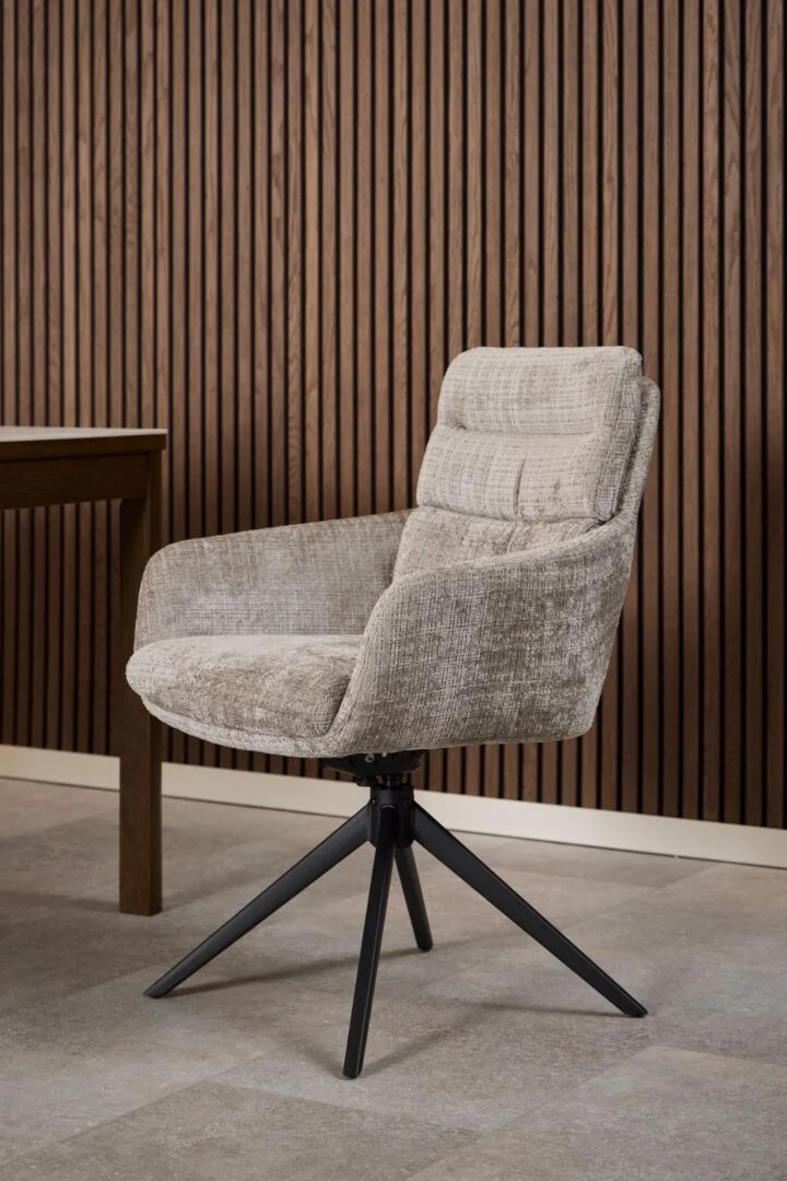 Roger eetkamerstoel met armleuning: Beige stoffen draaifauteuil met zwart metalen onderstel.