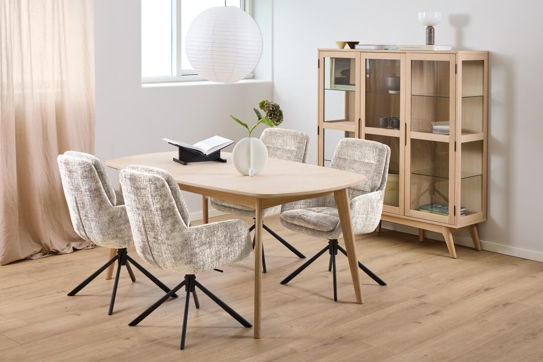 Edgar eetkamerstoelen met armleuning (set van 2) rondom een ovale eettafel in een lichte eetkamer.