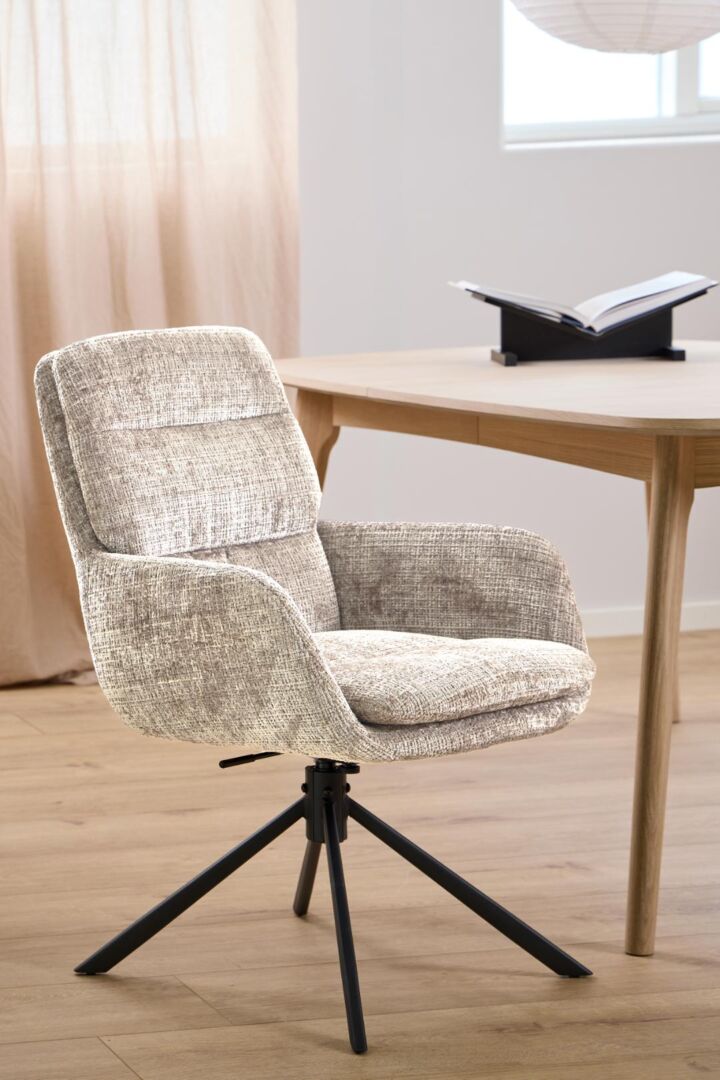 Edgar eetkamerstoel met armleuning: beige eetkamerstoel met armleuningen en draaivoet.