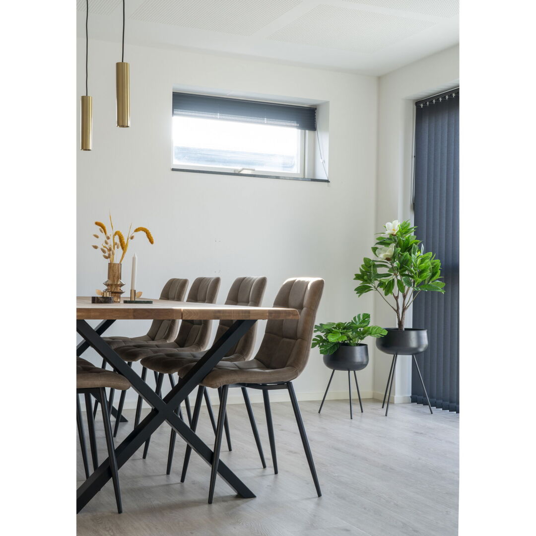 Middelfart eetkamerstoel: set van 2 lichtbruine microvezel stoelen met zwarte poten.