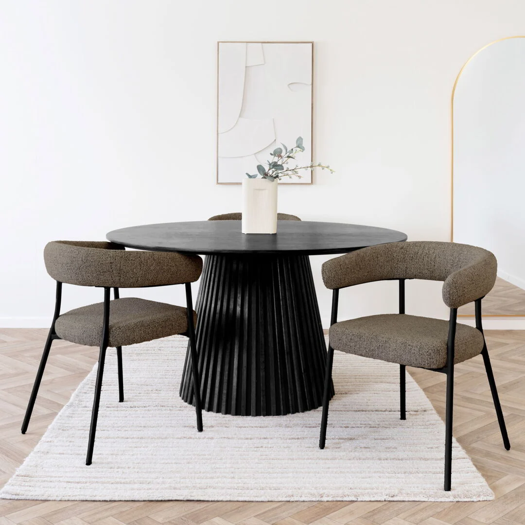 Eetkamerstoel Trivio Set van 2 | Nieuwe Sfeer bij een ronde, zwarte eettafel op een wit vloerkleed.