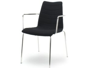 Workliving Verona Armstoel Mirage Zwart Chroom: Zwarte bureaustoel met chromen armleuningen en poten.