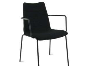 Workliving Verona Armstoel Mirage Zwart: zwarte gestoffeerde stoel met armleuningen en zwart metalen frame.