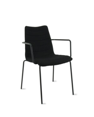 Workliving Verona Armstoel Mirage Zwart: zwarte gestoffeerde stoel met armleuningen en zwart metalen frame.