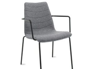 Workliving Verona Armstoel Wolvilt Grijs: grijze design stoel met armleuningen en zwarte poten.