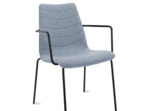 Workliving Verona Armstoel Wolvilt Blauw: Blauwe design armstoel met zwart frame.