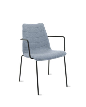 Workliving Verona Armstoel Wolvilt Blauw: Blauwe design armstoel met zwart frame.