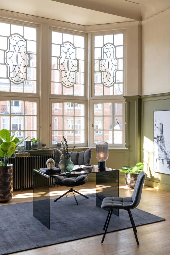 Stoel Morgan Textiel Metaal Grijs van Nieuwe Sfeer in stijlvol kantoorinterieur met spiegelend bureau en groot raam.