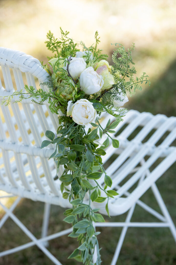Buitenstoel Rachel Metaal Rotan Wit van Nieuwe Sfeer, versierd met bloemstuk