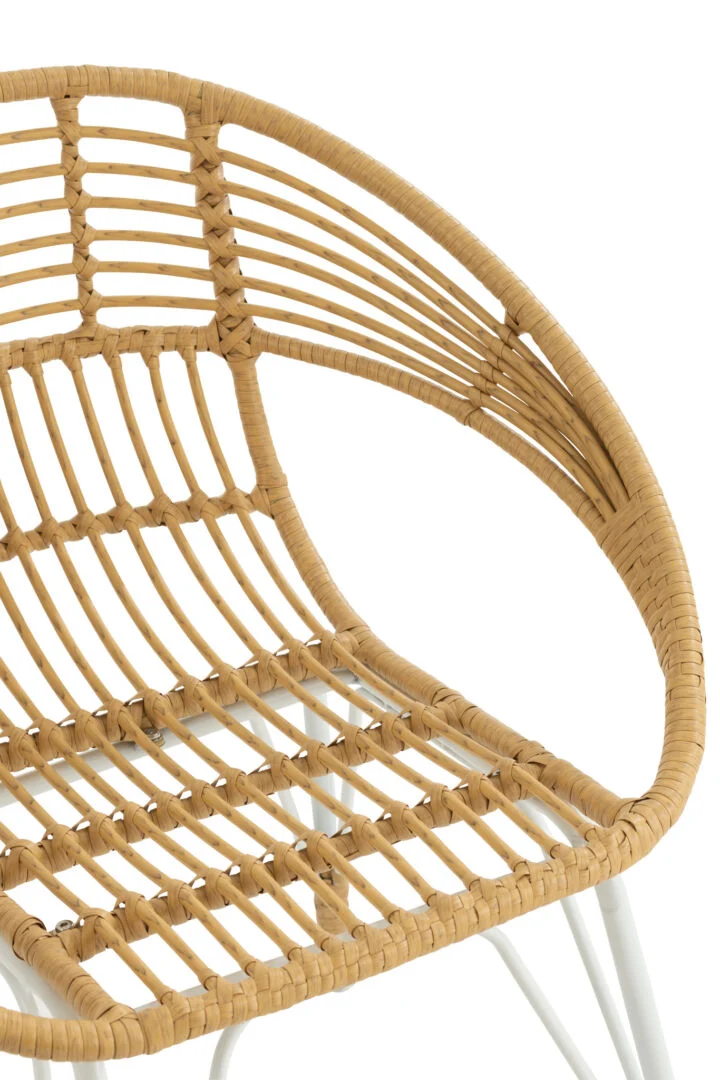 Buitenstoel Jeanne Metaal Rotan Naturel Wit detail: natuurlijk rotan en witte metalen poten.