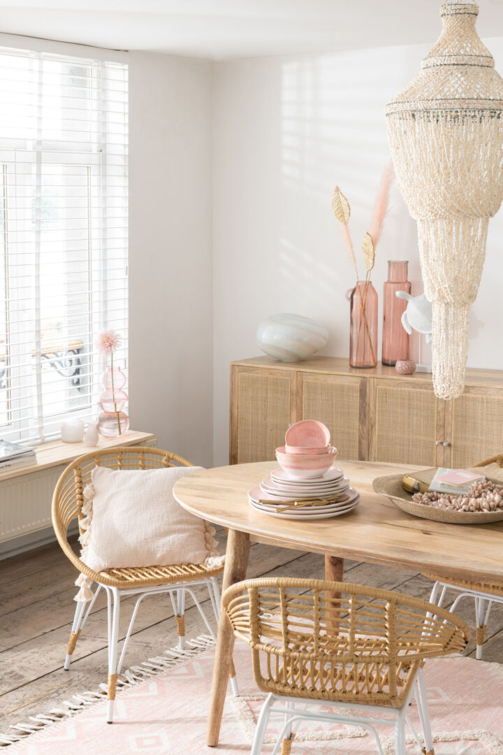 Buitenstoel Jeanne Metaal Rotan Naturel Wit | Sfeervolle eetkamer met rotan stoelen en houten tafel.
