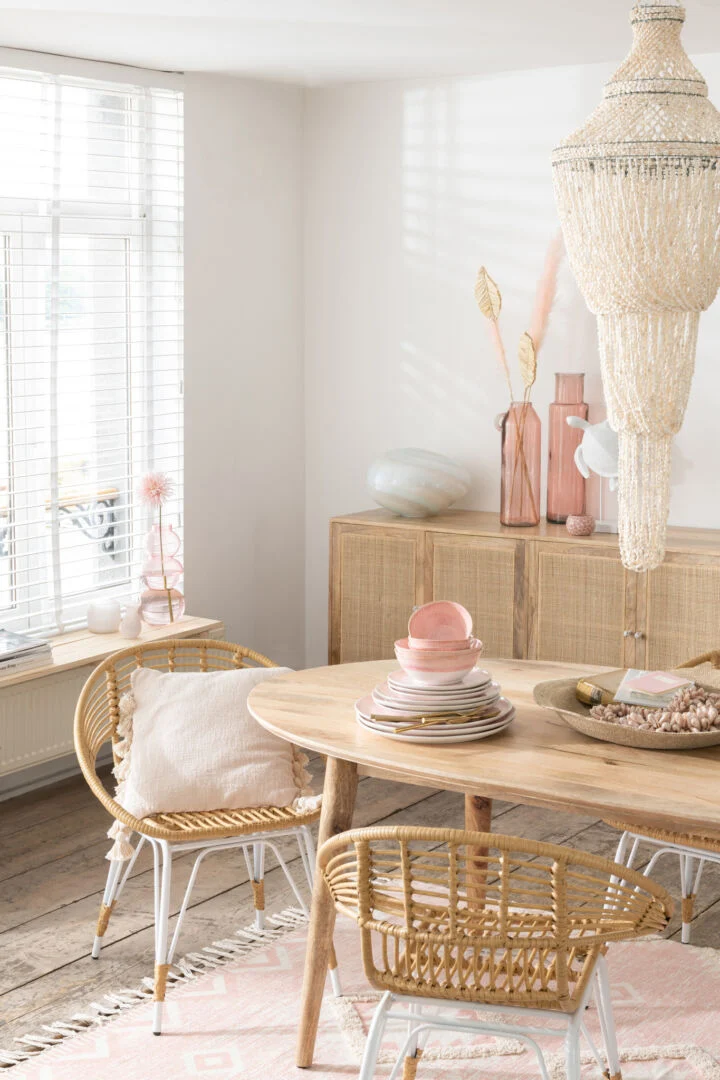Buitenstoel Jeanne Metaal Rotan Naturel Wit | Sfeervolle eetkamer met rotan stoelen en houten tafel.