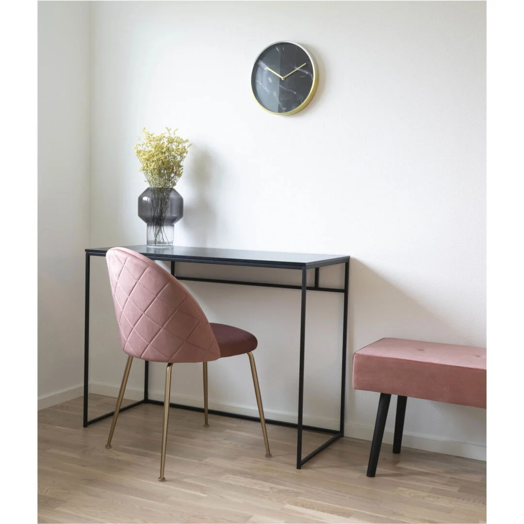 Bureau 100 x 45 x 75 Staal Zwart Thuiswerkplek met roze stoel en kruk. Ideaal voor een thuiswerkplek.