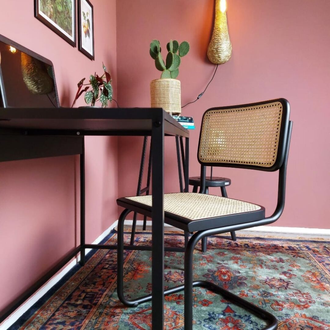 Set van 4 Rotan Eetkamerstoelen Zwart Onderstel: Rotan stoel met zwart frame voor een nieuwe sfeer.