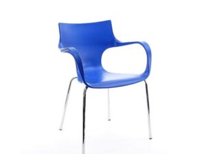 Workliving Jim Stapelbare Stoel Blauw Aluminium: blauwe stoel met armleuningen en chromen poten.