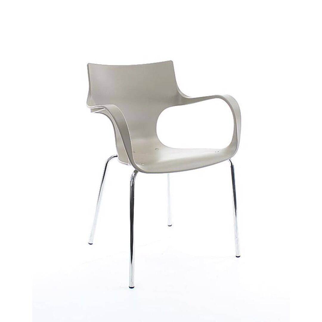 Workliving Jim Stapelbare Stoel Creta Aluminium: grijze design stoel met armleuningen en chromen poten.