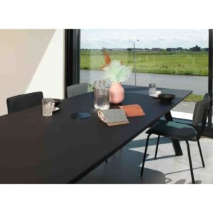 Workliving Bo Eetkamerstoel Fluweel Bosgroen aan zwarte eettafel met accessoires. Nieuwe Sfeer.