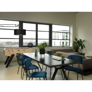 Workliving Bo RS Society Bouclé Shiitake: Moderne eetkamer met donkere houten tafel en blauwe stoelen.
