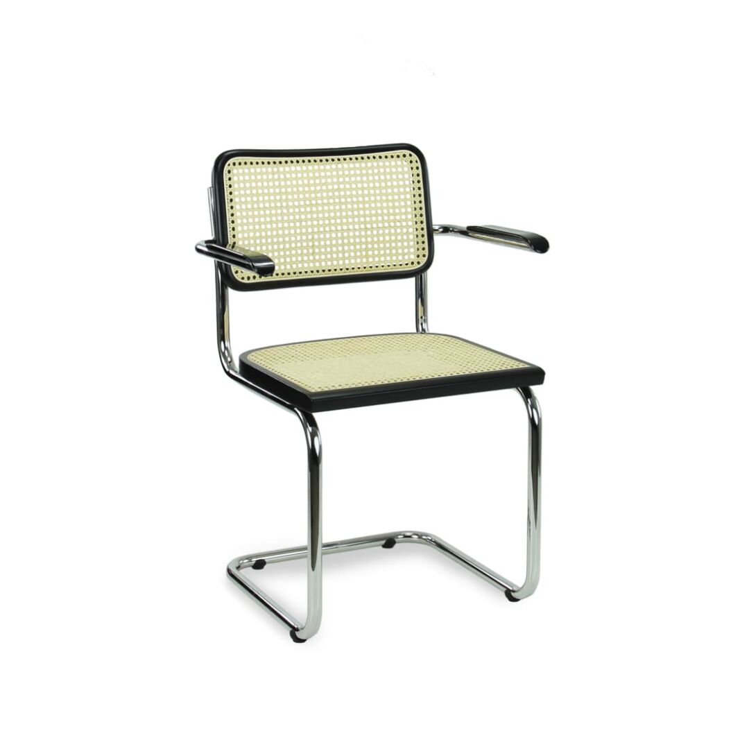 Workliving Bas Armstoel Rotan Zwart Chroom: Stoel met rotan zitting en rugleuning, zwarte armleuningen en chroom frame.