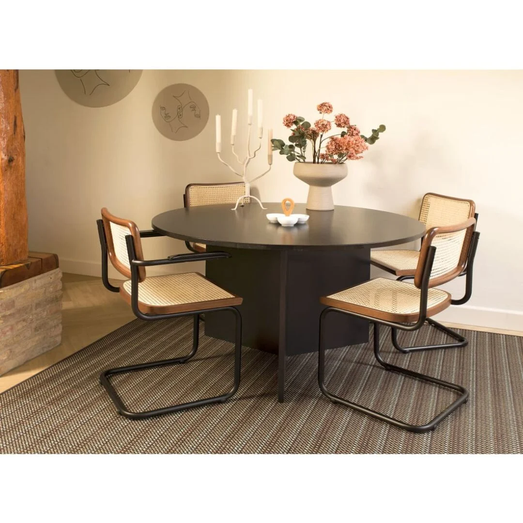 Workliving Bas Stoel Rotan Walnoot Zwart: Ronde zwarte eettafel met vier stoelen met rotan zitting en zwart metalen frame.