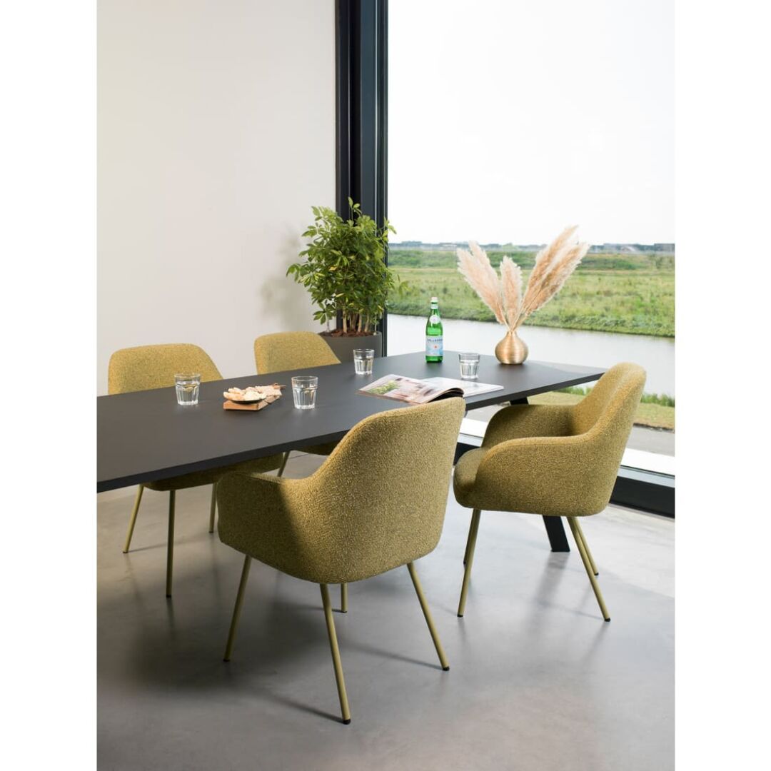 Workliving LoLa Eetkamerstoel Mix & Match: Eettafel met vier groene, gestoffeerde stoelen.