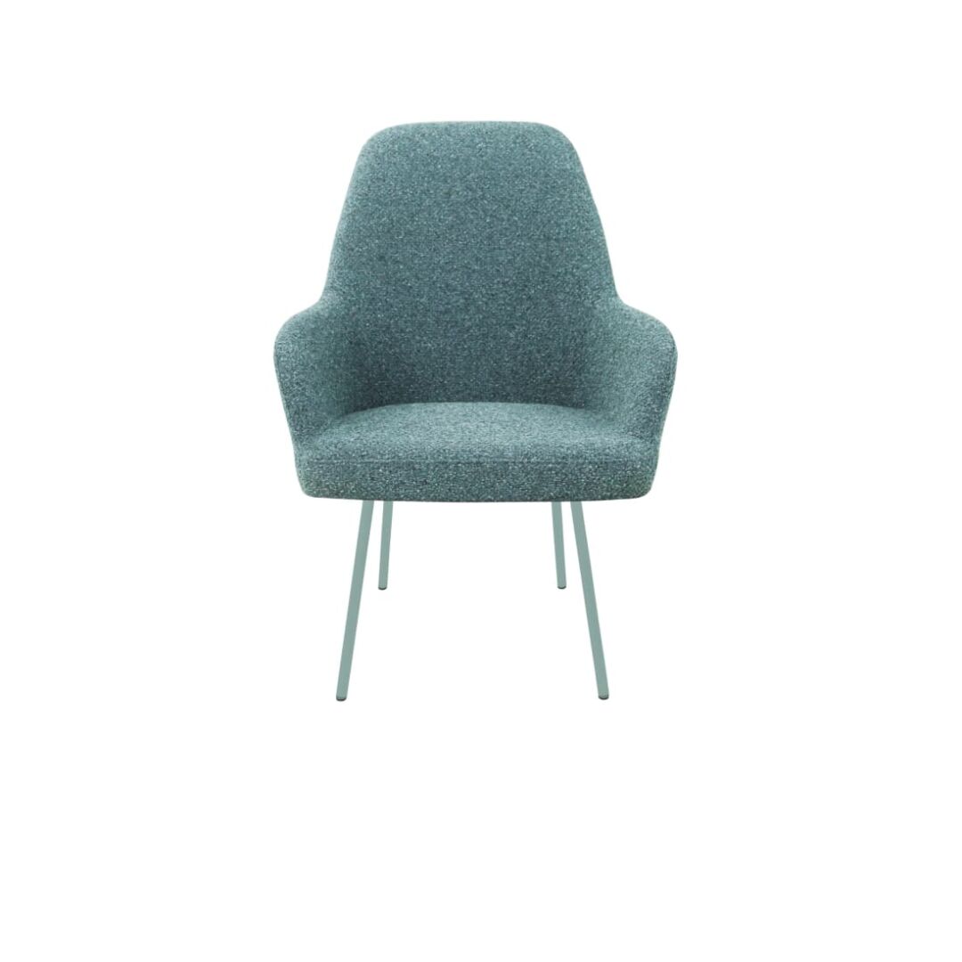 Workliving LoLa Eetkamerstoel: Blauwe, gestoffeerde stoel met metalen poten voor een nieuwe sfeer.