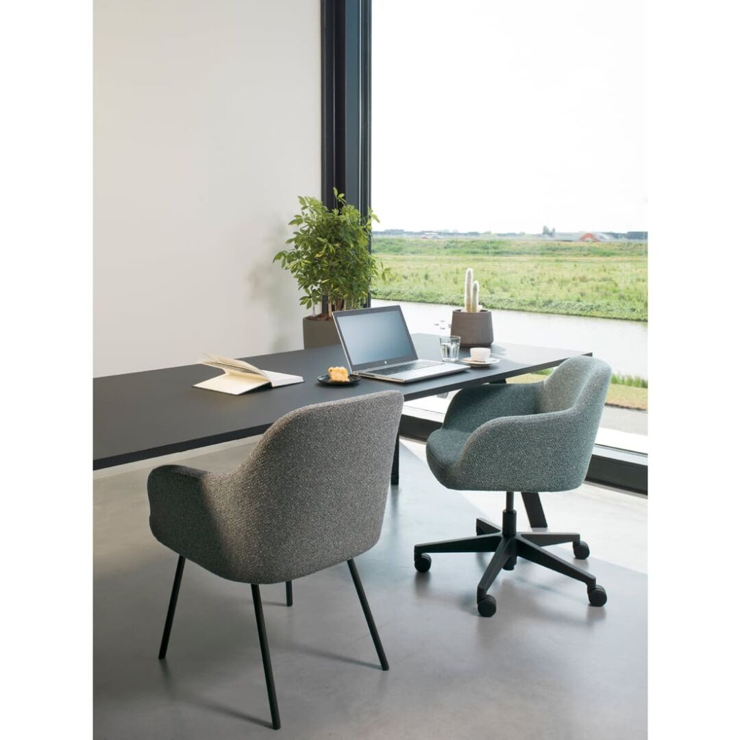 Workliving LoLa Eetkamerstoel Mix & Match: Grijze gestoffeerde stoelen in een moderne kantooromgeving.