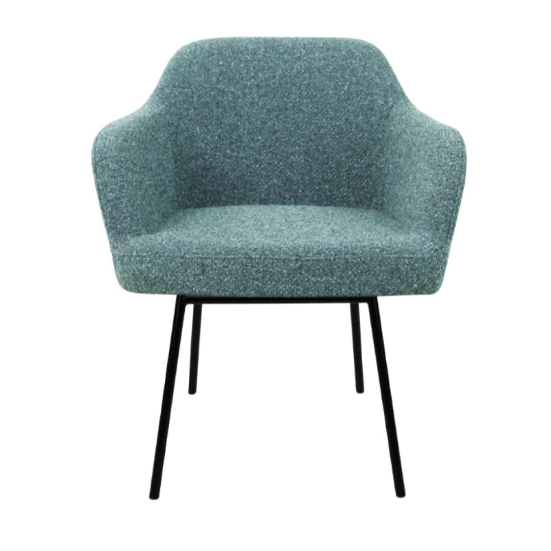 Workliving LoLa Eetkamerstoel: blauwe fauteuil met zwarte metalen poten voor een nieuwe sfeer in de eetkamer.