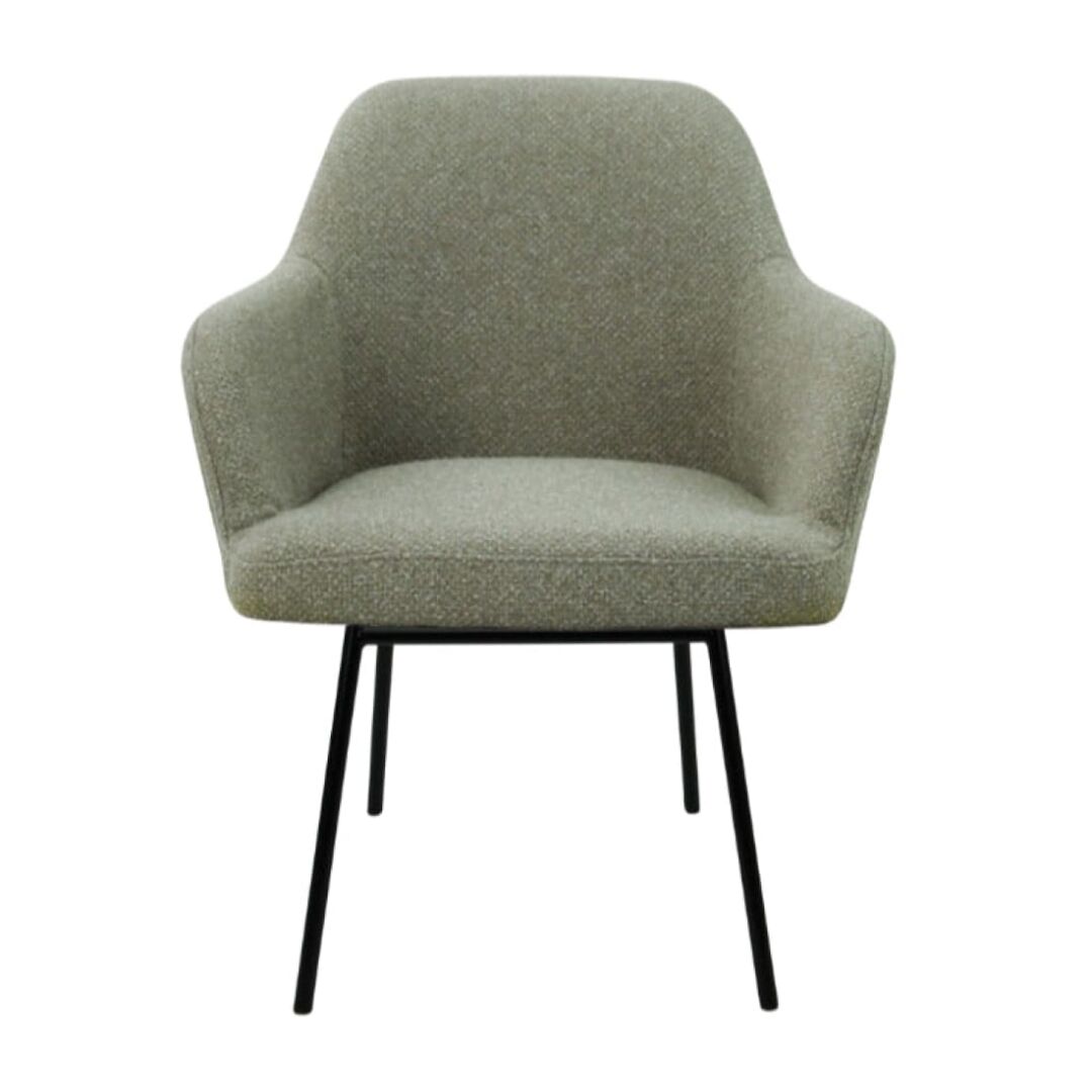 Workliving LoLa Eetkamerstoel: Lichtgrijze stoffen stoel met afgeronde rugleuning en zwarte metalen poten.