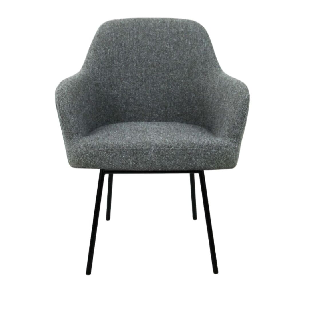 Workliving LoLa Eetkamerstoel: Grijze gestoffeerde stoel met zwarte metalen poten.