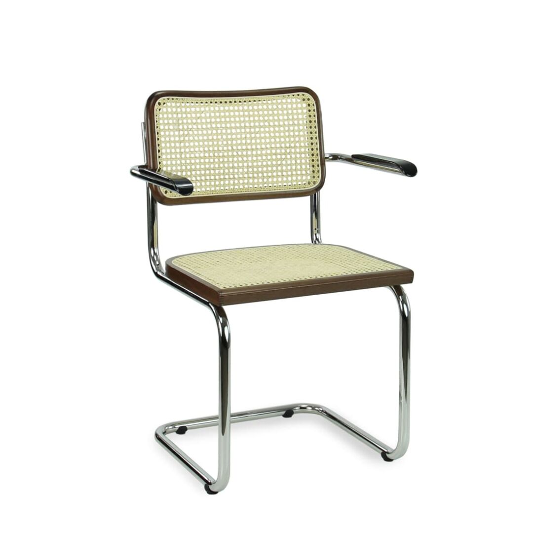 Workliving Bas Armstoel Rotan Walnoot Chroom: Stoel met rotan zitting en rugleuning, walnoot accenten en een chroom frame.