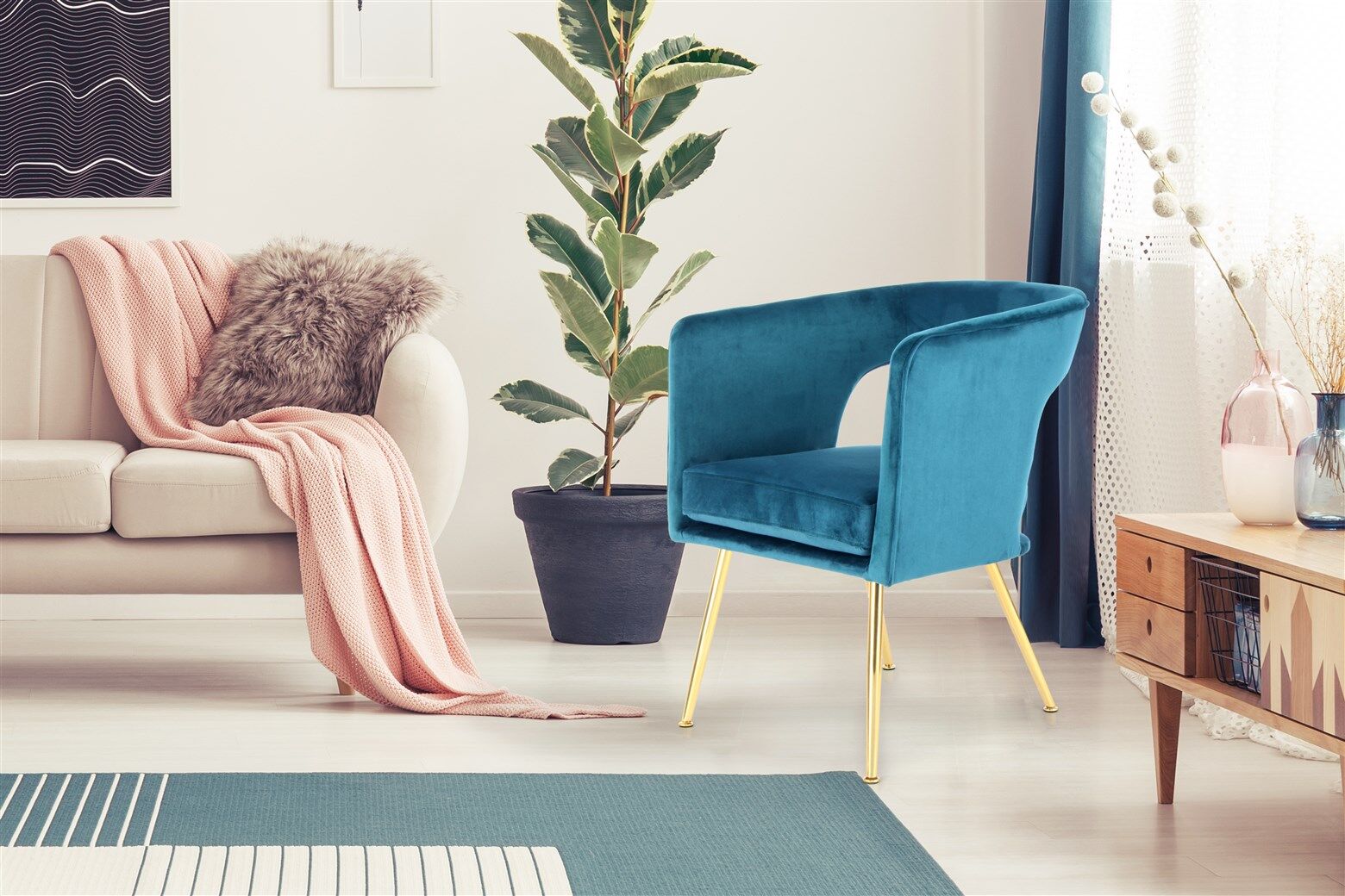 Stoel Jolene Petrol Fluweel Design: Petrolkleurige fluwelen stoel met gouden poten in een stijlvolle woonkamer.