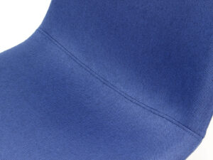 Stoel Maggie Blauw: Detailopname van blauwe, gestoffeerde stoelzitting met naad.