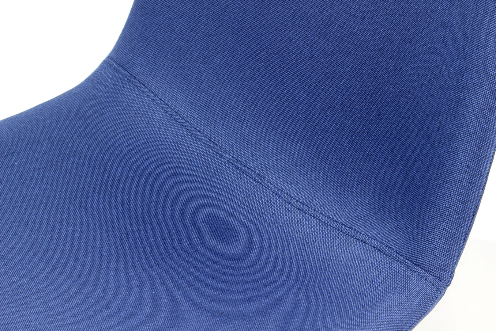 Stoel Maggie Blauw: Detailopname van blauwe, gestoffeerde stoelzitting met naad.