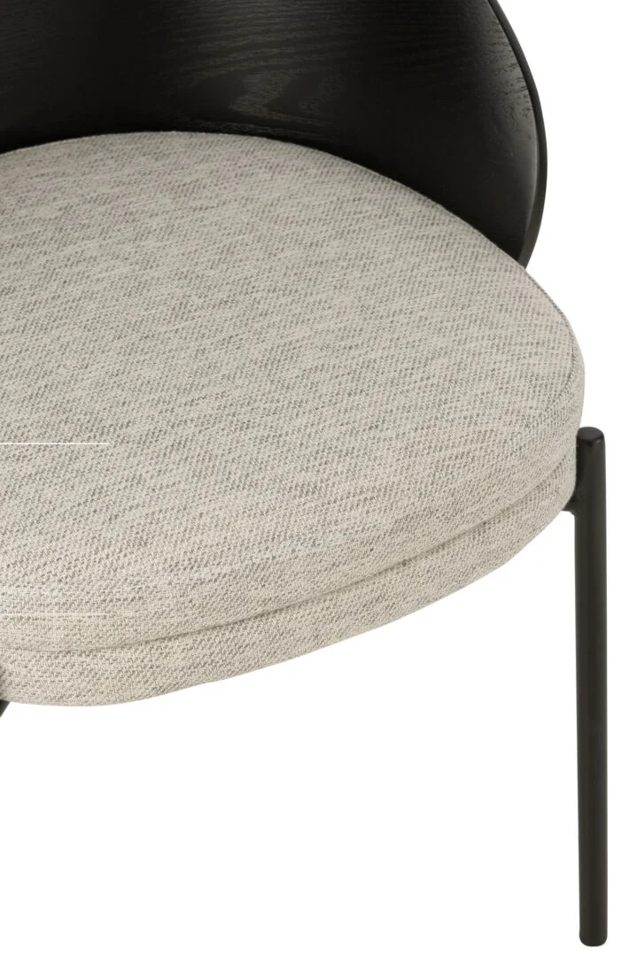 Stoel Lone Multiplex Metaal Zwart Grijs zitting detail. Grijze stoffering, zwart metalen frame en rugleuning.
