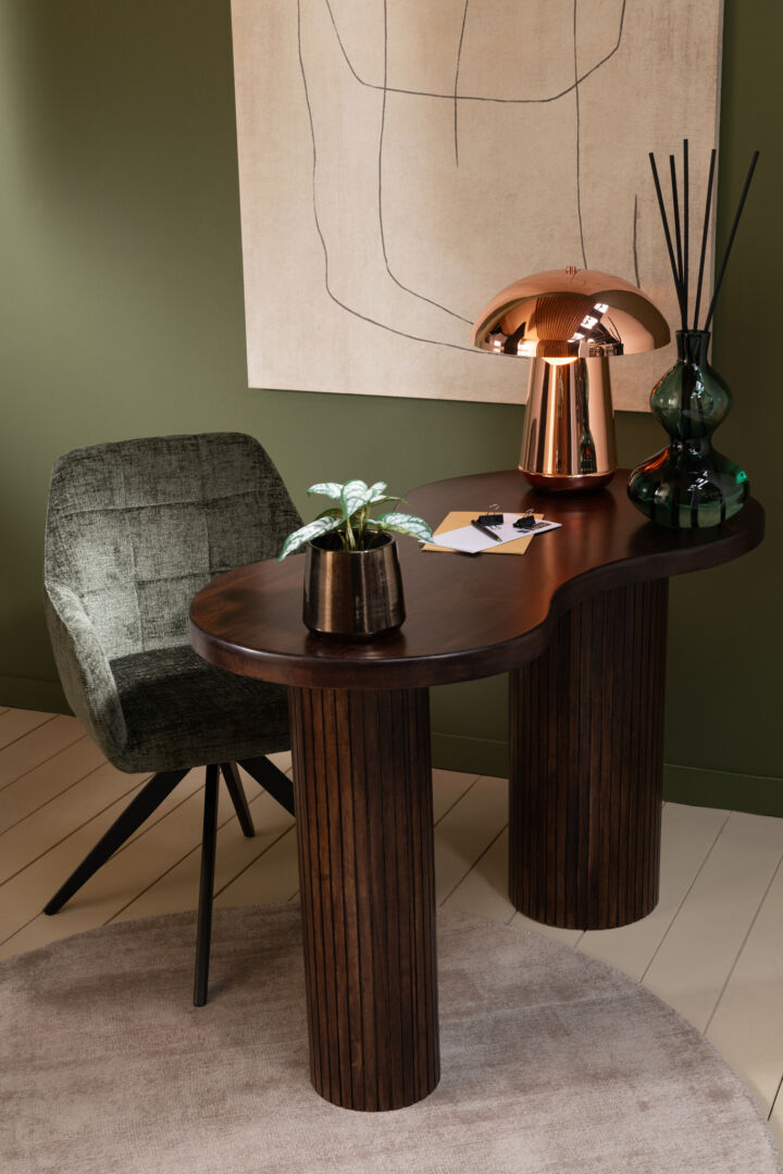Stoel Louna Metaal Acryl Groen bij een donkerhouten bureau met koperen lamp. Nieuwe Sfeer.