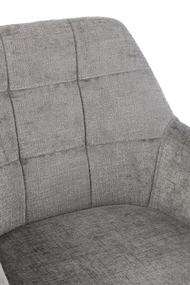 Detailopname Stoel Louna Metaal Acryl Grijs van Nieuwe Sfeer: grijze stoelbekleding met stiksel.