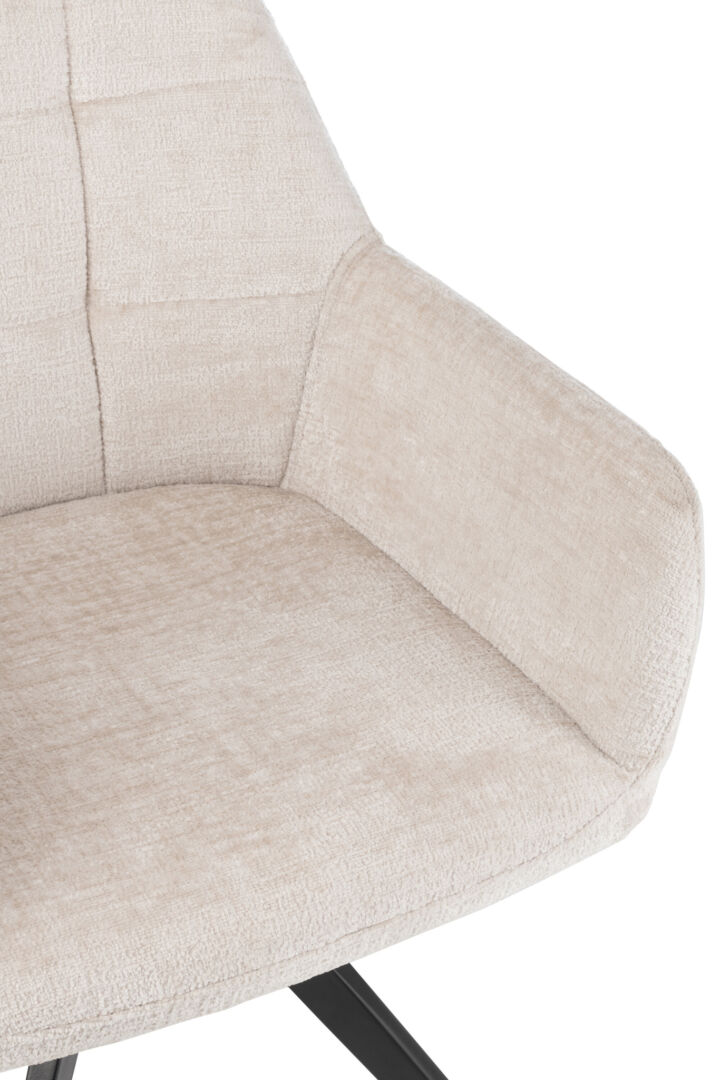 Stoel Louna Metaal Acryl Ivoor: close-up van de beige gestoffeerde stoel met armleuningen en zwart metalen poten.